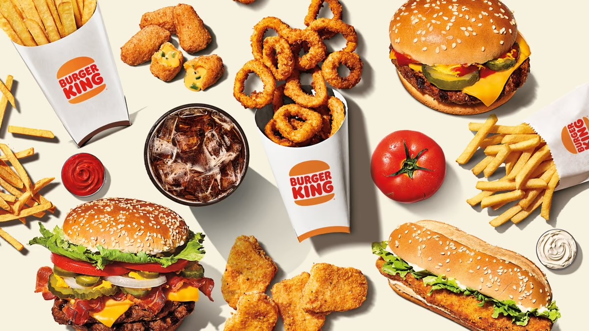 Burger King menü felülnézetből: burgerek, hasábburgonya és hagymakarikák